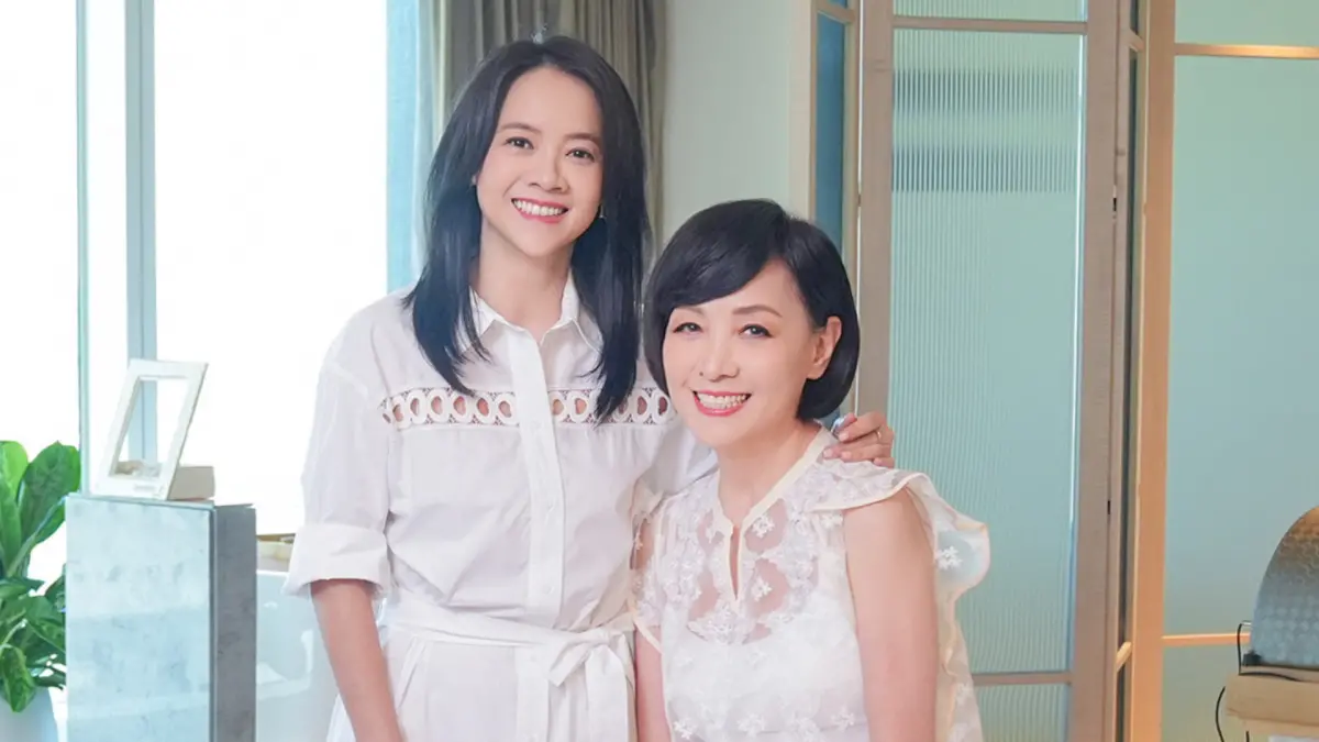 ▲寶媽曾經3度抗癌成功，低調到戲院看了女兒曾寶儀的新片《交換禮物》後，認為她很辛苦的在走一條很難的路，但覺得觀眾很值得去欣賞，改變自身看待疾病的觀點。（圖／摘自FB）