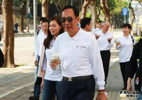 ▲曾馨瑩（右）是郭董18年來事業、生活上最強後盾，她曾經表示，常提醒自己不要因為是郭太太就覺得自己多了不起，「我只是嫁給一個有名的人而已。」（圖／記者葉政勳攝）