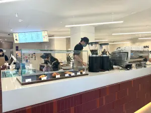 伯朗咖啡南京概念店,共有三層樓,特色包括1樓規劃為精品手沖吧。(圖/記者鍾怡婷攝) ▲伯朗咖啡南京概念店,共有三層樓,特色包括1樓規劃為精品手沖吧。(圖/記者鍾怡婷攝)