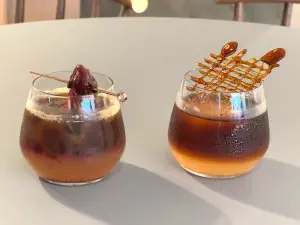 以台灣在地風味發想的「洛神花烏龍茶咖啡」(圖左);創新的糖葫蘆冷萃咖啡(圖右)。(圖/記者鍾怡婷攝) ▲以台灣在地風味發想的「洛神花烏龍茶咖啡」(圖左);創新的糖葫蘆冷萃咖啡(圖右)。(圖/記者鍾怡婷攝)