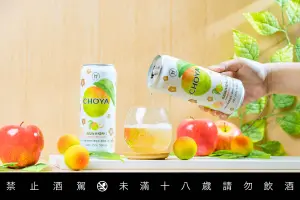 ▲「CHOYA x 啤酒頭 南高梅林檎西打」完美融合飽滿蘋果香與細膩梅香，綻放清新悠長水果香氣。（圖／品牌提供）