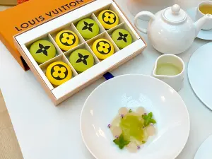 台灣第一間!LV路易威登咖啡廳X米其林三星態芮 菜單、訂位一覽 ▲外帶限量馬卡龍禮盒1980元;另款Monogram花朵標誌餅乾外帶禮盒1380元。(圖/記者蕭涵云攝)