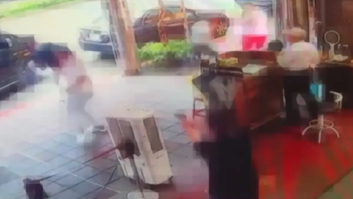 ▲台北市大同區的天龍三溫暖昨天傳出槍響，一名彭姓槍手突然從吳明達身後開槍，導致2人中彈受傷。（圖／翻攝畫面）