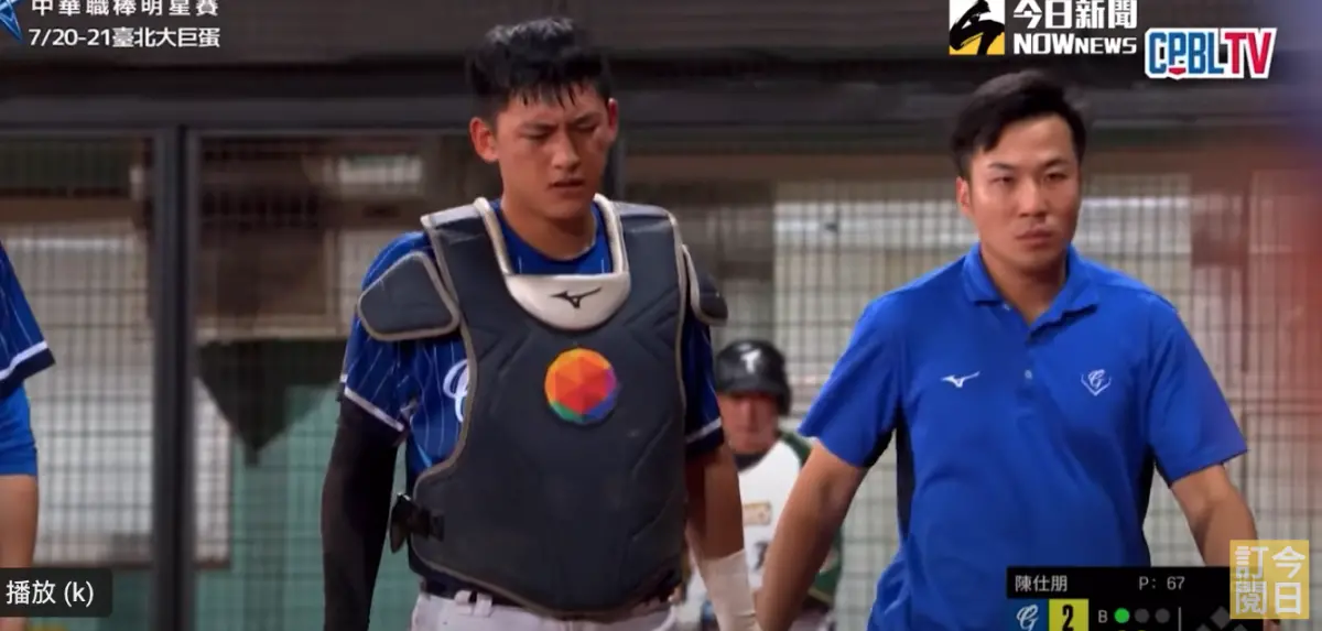 ▲富邦悍將捕手豊瑋受傷退場，命中重要位置，當場痛到站不起來。（圖／CPBLTV)