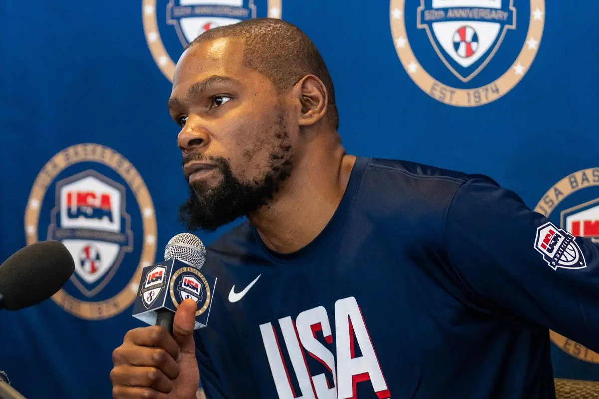 ▲Kevin Durant在受訪時認為，「詹皇」LeBron James狀態仍然保持得相當出色，以他的身體狀況來看，再打4、5年也沒問題。（圖／取自鳳凰城太陽 X）