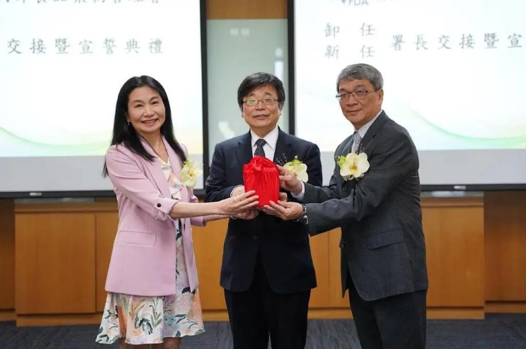 ▲衛生福利部食藥署長吳秀梅（左）7年署長職「畢業」，交接給中國醫藥大學藥學院院長莊聲宏（右）。（圖／食藥署提供）