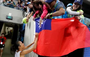 ▲謝淑薇贏球後，開心幫台灣粉絲簽名。（圖／美聯社／達志影像）