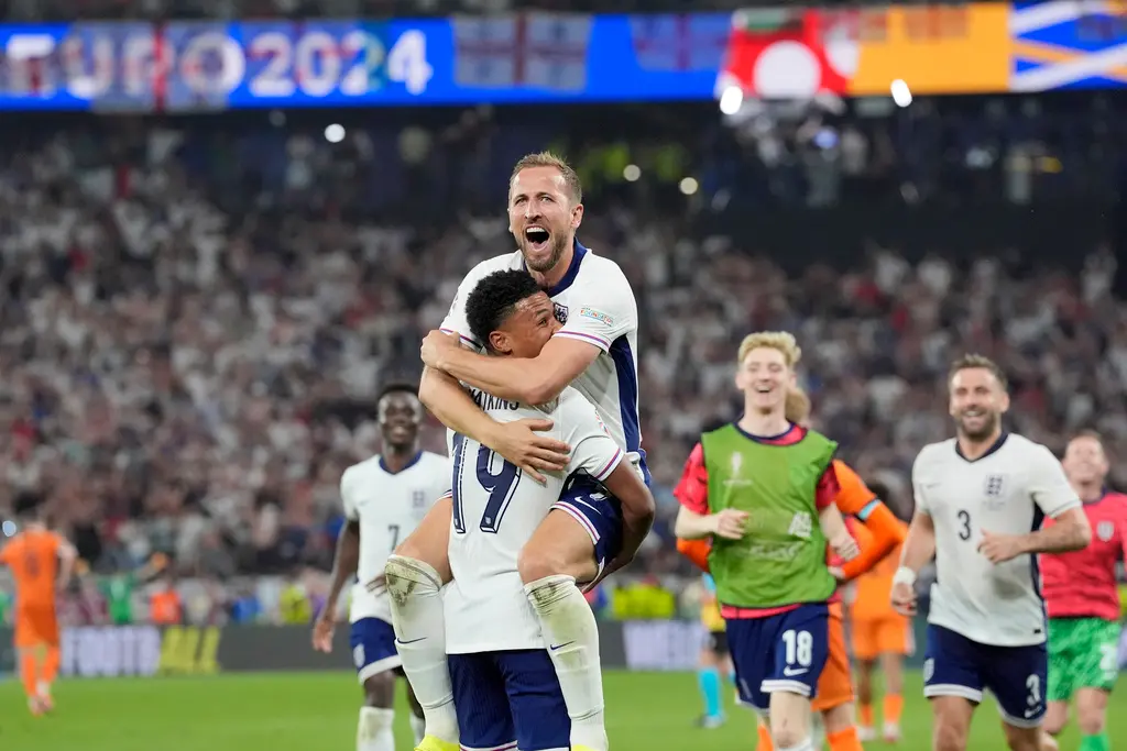 ▲2024歐洲國家盃今（11）日台灣時間凌晨3：00進行第2場四強賽，由「三獅軍團」英格蘭交手傳統強權荷蘭，英格蘭此戰在正規比賽剛結束的第90分鐘，靠著替補上陣的前鋒Ollie Watkins射進關鍵一球，終場就以2：1氣走荷蘭，成功挺進決賽，將要對決西班牙。（圖／美聯社／達志影像）