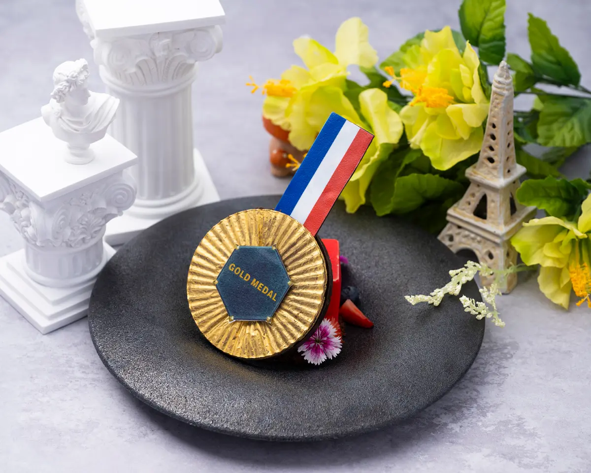 ▲巴黎奧運即將到來，台北遠東香格里拉飯店也將李白居酒廊全新打造成「戀夏巴黎」主題酒吧，並推個是法式餐點，其中金牌造型的甜點最是吸睛。（圖／台北遠東香格里拉提供）