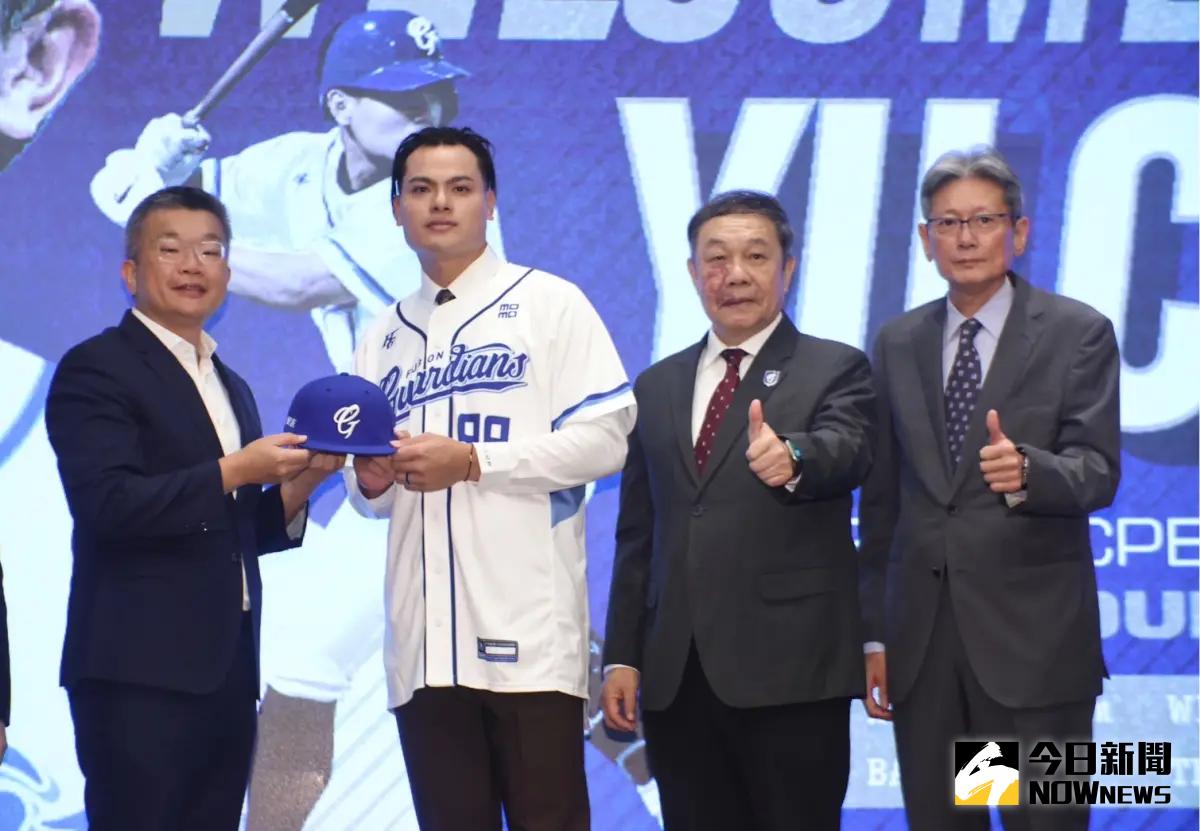 ▲富邦悍將傳出在各隊60人戰力外名單中，找尋即戰力人選，領隊林華韋(右二)僅透露投手補強是大方向。（圖／記者陳明中攝）