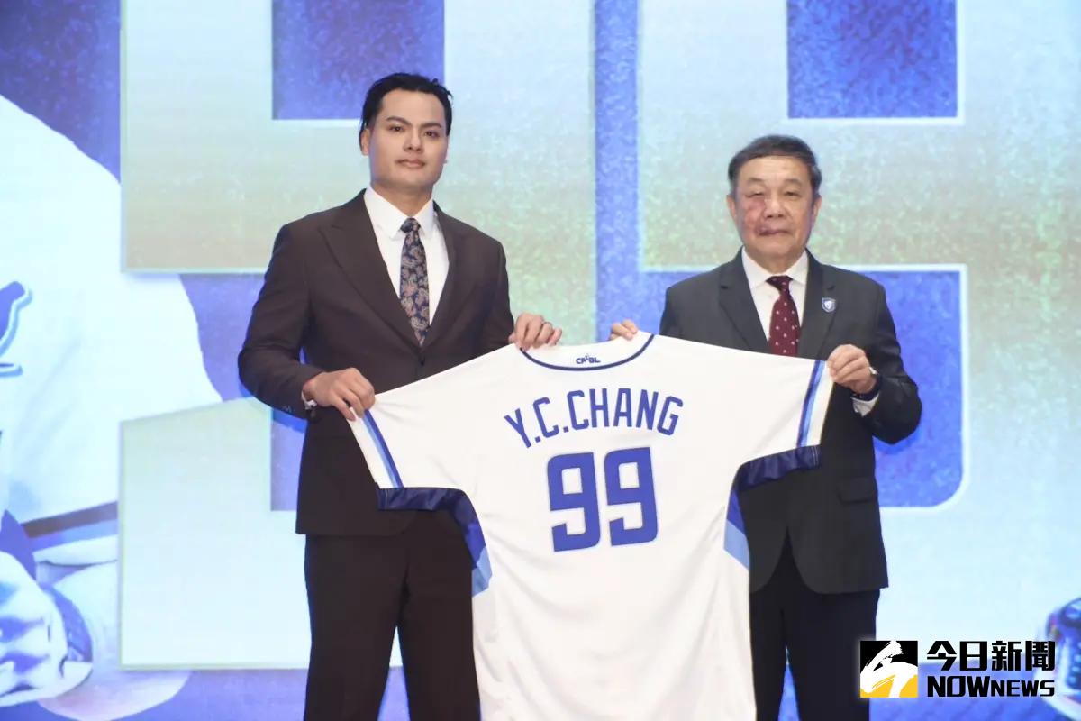 ▲張育成正式加盟富邦悍將，兩方簽下簽下3.5年，總值9250萬的創紀錄合約，其中金額藏細節。（圖／記者陳明中攝）