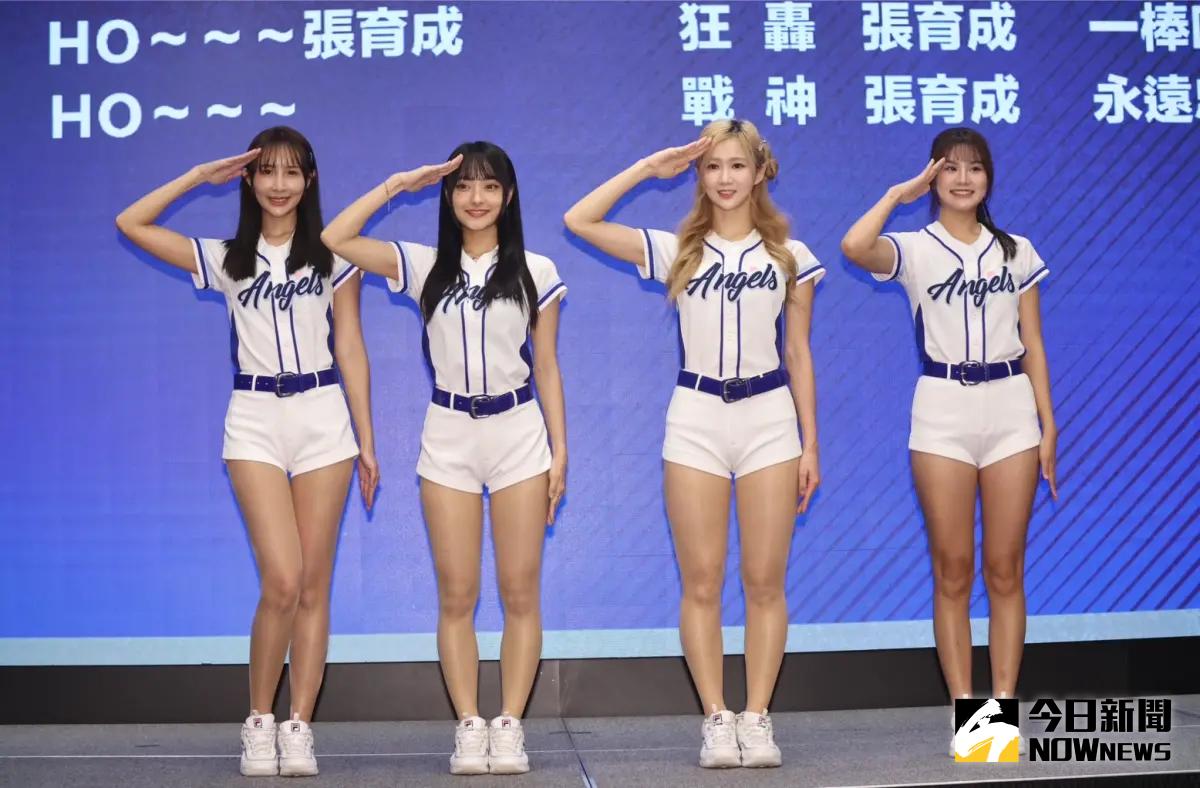 ▲富邦Angels秀秀子等在張育成加盟儀式上展示張育成應援曲。（圖/記者陳明中攝）