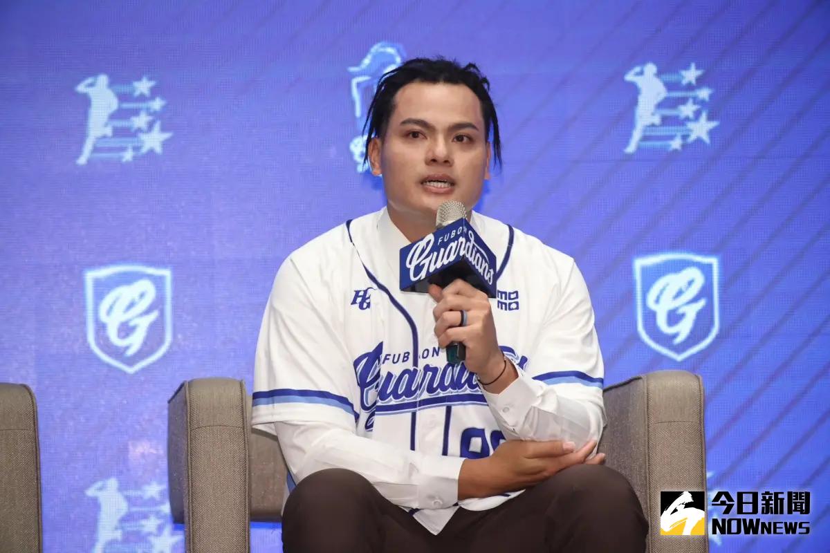 ▲張育成正式加盟富邦悍將，他建議未來中職的壘包可以加大。（圖／記者陳明中攝）