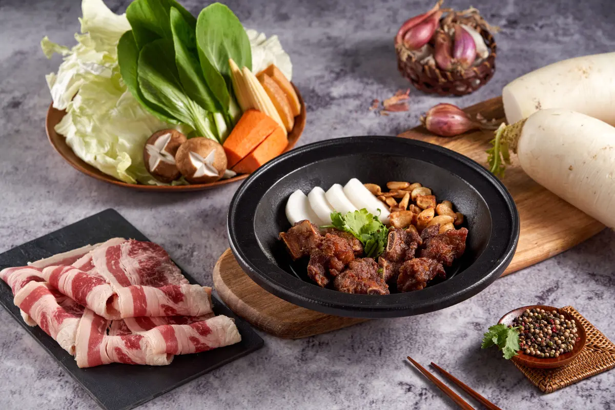 ▲夏天熱到爆配超強冷氣吃火鍋消暑！平價小火鍋樂多多「狂一鍋」暑假連三週末「買一送一」優惠，最便宜349元可以蔬食吃到飽。王品「尬鍋」戴墨鏡或草帽吃炒雞火鍋88折，穿比基尼「下殺1折」。（圖／樂多多集團提供）