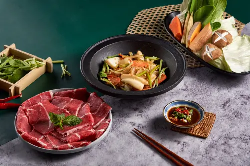 夏天熱到爆吃火鍋消暑!平價小火鍋「買一送一」349元蔬食吃到飽 ▲樂多多狂一鍋「買一送一」連三週末優惠!349元起蔬食吃到飽,台中、中壢、林口人吃起來。(圖/樂多多集團提供)