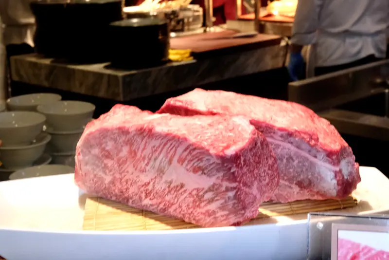 ▲衛福部食藥署預告擬開放全牛齡日本牛肉進口、不再受限僅30個月以下。業者則提到，此舉將影響到部分稀有日本和牛品牌像是特產松阪牛，就有可能核准進口，受惠台灣老饕。（示意圖／記者葉盛耀攝）