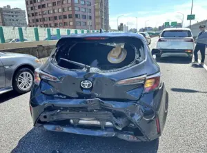 顏若芳開車遭遊覽車追撞！後擋風玻璃全碎、保險桿變形　傷勢曝光
