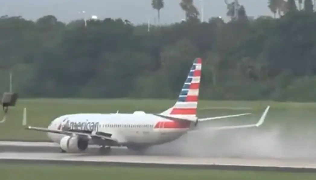 ▲美國航空（American Airlines）一架波音737-800客機，從坦帕機場起飛時突然爆胎，現場濃煙瀰漫。（圖／翻攝自Ｘ）