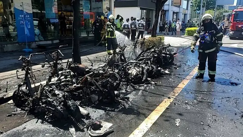 ▲高雄一部電動機車不明原因起火，導致現場9部汽機車遭波及受損。（圖／翻攝畫面）