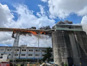 新營紙業倉庫竄火舌!恐怖濃煙直竄天際 高空輸送帶慘遭烈火吞噬