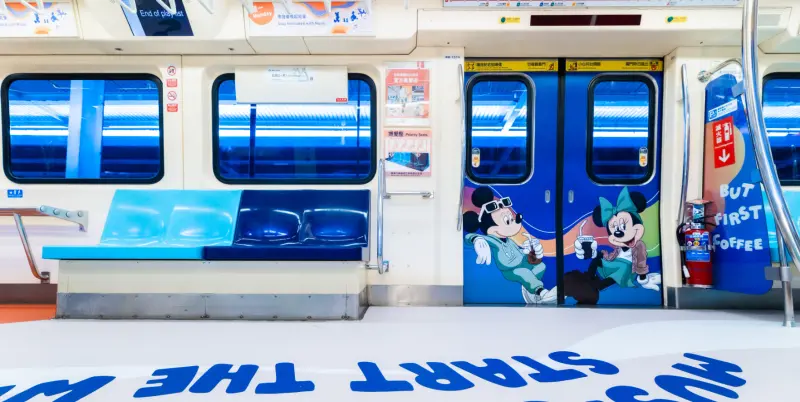▲台北捷運公司近期與迪士尼合作，「米奇與好朋友主題彩繪列車」在淡水信義線現身。（圖／台北捷運）