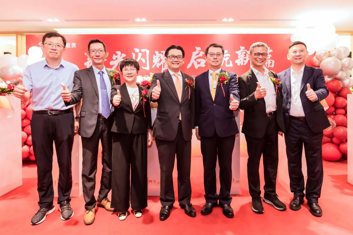 ▲由新光金控總經理陳恩光（中）、新光租賃（蘇州）董事長邱柏洋（右三）、蘇州工業園區台辦負責人陳翔（左一）、蘇州工業園區投資促進局副局長白新宇（右一）、蘇州工業園區融資租賃行業協會會長張陽（左三）、新光三越（中國）投資總經理費金基（左二）、新光租賃（蘇州）總經理黃俊燁（右二），共同出席新光租賃（蘇州）喬遷開幕儀式。（圖／品牌提供）