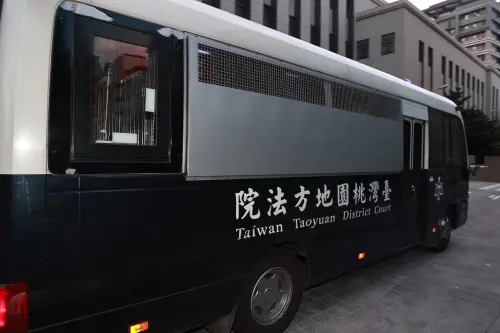 囚車 ▲鄭文燦遭法院裁定羈押禁見。(圖/記者葉政勳攝,2024.07.11)