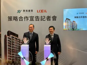 ▲潤鴻建築董事長鄭志隆（左）今（11）與日本驪住（LIXIL）執行專務暨LWTJapn負責人大西博之，共同宣布啟動策略合作計畫。（圖／記者徐銘穗攝）