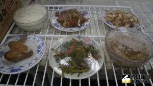 鄭文燦收押禁見,桃園監獄準備晚餐包括滷雞翅、涼拌豆干、炒空心菜以及清蒸排骨湯等。(圖/記者呂炯昌攝,2024.07.11) ▲鄭文燦收押禁見,桃園監獄準備晚餐包括滷雞翅、涼拌豆干、炒空心菜以及清蒸排骨湯等。(圖/記者呂炯昌攝,2024.07.11)