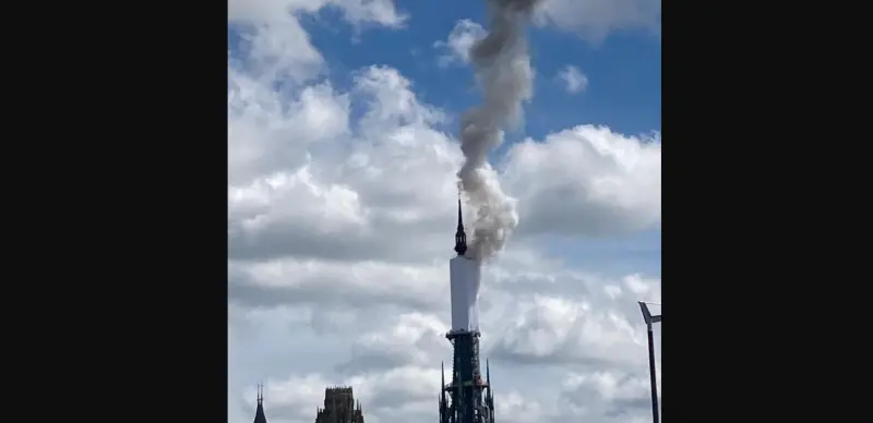 ▲法國知名的盧昂主教座堂（Rouen Cathedral）今（11）日驚傳失火，教堂的尖塔竄出濃煙，目前消防人員仍在全力控制火勢。（圖／翻攝自X）