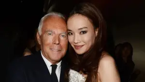90歲老翁緊摟舒淇!粉絲崩潰:把女神吃掉 身家2369億富豪身分曝