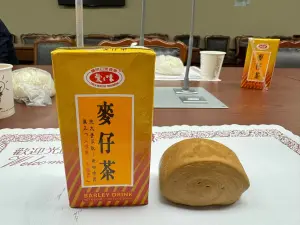 ▲徐巧芯發放「鄭文燦早餐」組合，給開黨團大會的藍委。（圖／取自徐巧芯臉書）