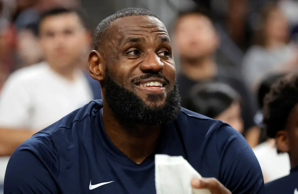 「詹皇」LeBron這回自己當酸民！社群自嘲：我生涯都在靠蠻力打球