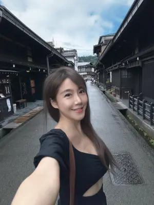 ▲佩佩11日透過社群分享了一張自己在日本老街上的自拍照,從照片中可以看到,她對著鏡頭露出燦爛笑容,不過佩佩在貼文中卻說道:「半夜不要放大來看後面......拍完照,放大來看到後面有一個奇怪的臉。」(圖/佩佩臉書) ▲佩佩11日透過社群分享了一張自己在日本老街上的自拍照,從照片中可以看到,她對著鏡頭露出燦爛笑容,不過佩佩在貼文中卻說道:「半夜不要放大來看後面......拍完照,放大來看到後面有一個奇怪的臉。」(圖/佩佩臉書)
