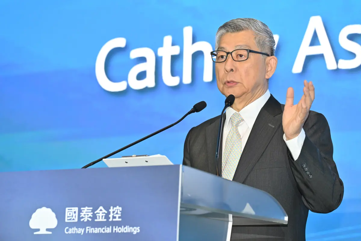 ▲國泰金控董事長蔡宏圖今（12）日在「國泰資產管理高峰會」致詞時，不忘大吐苦水，身分在臉書網路被詐騙集團冒用，已報案很多次，要大家不要相信。（圖／國泰金提供）