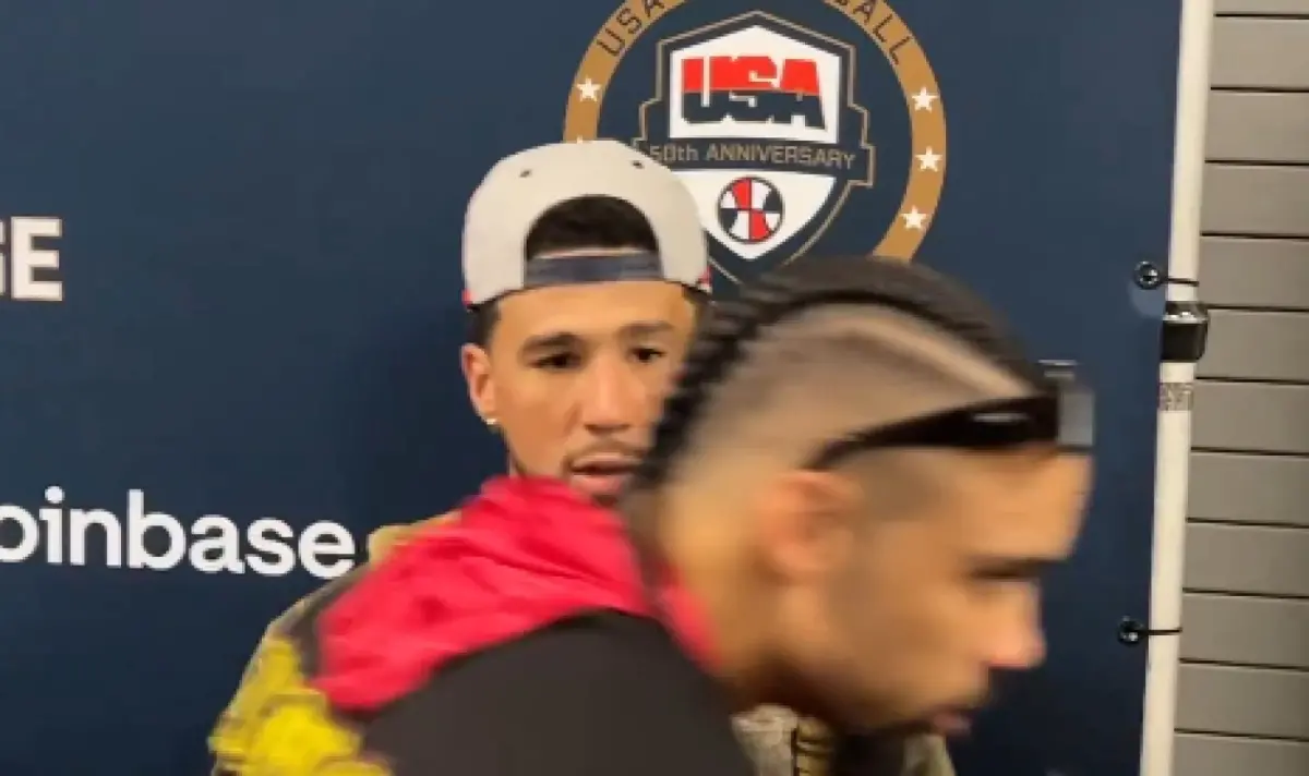 ▲美國男籃昨（11）日與加拿大國家隊進行熱身賽，終場則在眾人穩定的發揮之下，以86：72擊敗加拿大收下勝利。賽後眾將也接受訪問，而當明星後衛Devin Booker接受採訪時，只見加拿大的Dillon Brooks直接從他與記者中間走了過去，畫面曝光後也在網路上掀起熱烈討論。（圖／取自社群X）