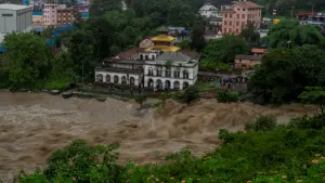 尼泊爾暴雨引發土石流！沖走2輛大巴　60多人下落不明
