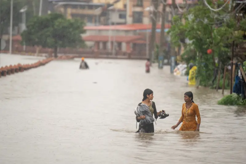 ▲尼泊爾多地暴雨成災,包含首都加德滿都在內,多地水深及膝甚至更高。(圖/美聯社/達志影像)