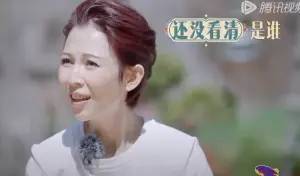 ▲蔡少芬對每個來賓都「臉盲」,但可愛反應也被說很真性情,沒有刻意裝熟。(圖/翻攝自YouTube 騰訊) ▲蔡少芬對每個來賓都「臉盲」,但可愛反應也被說很真性情,沒有刻意裝熟。(圖/翻攝自YouTube 騰訊)