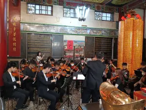 玉闕朝仁宮武財神渡台紀念 中市府:感謝廟方對地方貢獻 ▲新竹快藝愛樂團管絃樂祝賀演奏(圖/柳榮俊攝2024.7.12)