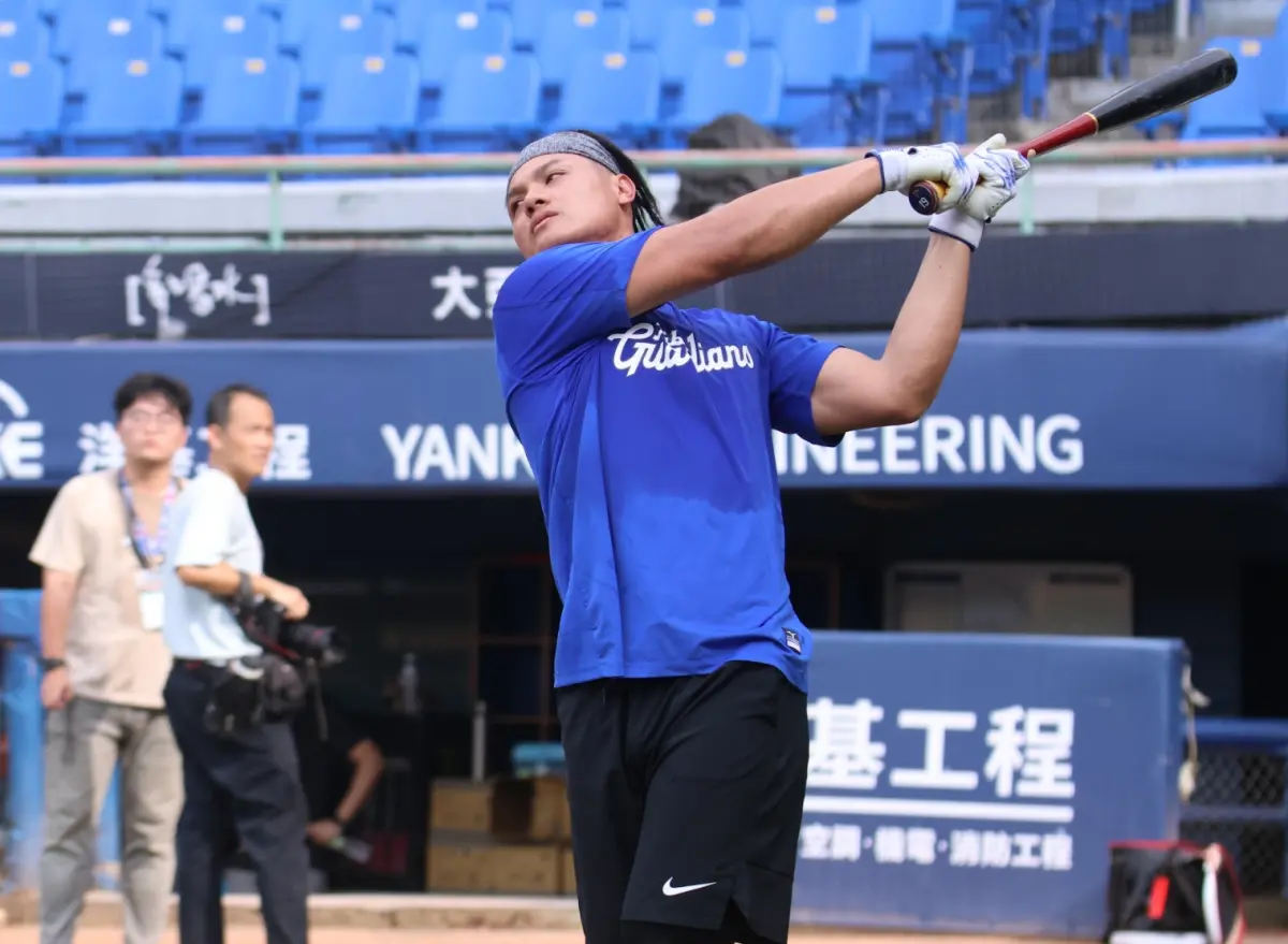 ▲富邦悍將狀元「國防部長」張育成挑戰首打席開轟，今晚預計破萬人進場。（圖／記者朱永強攝）