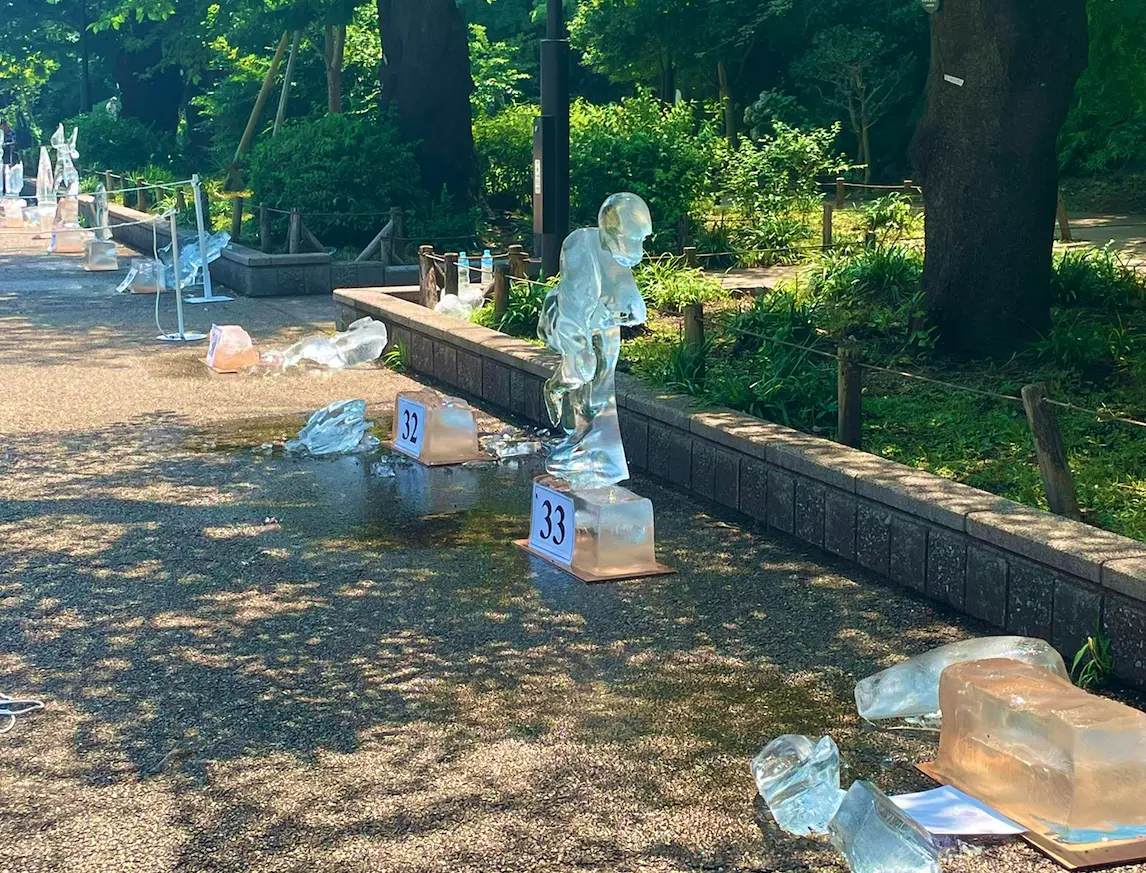 ▲日本上野公園為了替大家在炎炎夏日消暑，舉辦「夏季冰雕刻展」，沒想到卻有不少冰雕作品難敵熱浪，而融化到面目全非。（圖／翻攝自X）