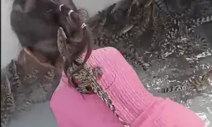 200隻小鱷魚與女童嬉戲！影片曝引民眾擔憂　泰國母：很安全
