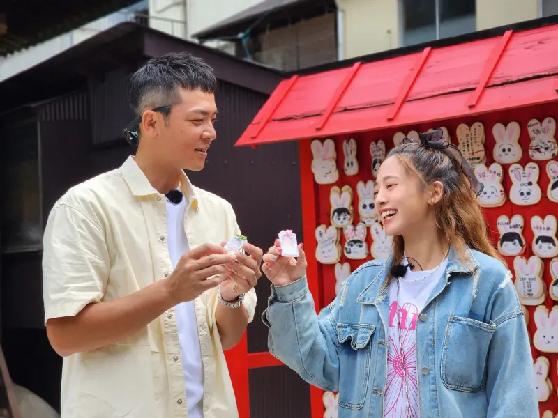 ▲鬼鬼（右）在日本三輪神社求姻緣，姚元浩把「結緣」錯唸成「絕緣」，逗笑工作人員 。（圖／日本觀光局提供）