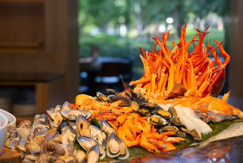 台北萬豪酒店Garden Kitchen,明天起至9月15日推出「海味狂饗 夏日海鮮季」,包含松葉蟹腳、九孔鮑魚、甜蝦、軟殼蟹等通通吃到飽,每位1,390元+10%起。(圖/台北萬豪提供) ▲ 台北萬豪酒店Garden Kitchen,即日起至9月15日推出「海味狂饗 夏日海鮮季」,包含松葉蟹腳、九孔鮑魚、甜蝦、軟殼蟹等通通吃到飽,每位1,390元+10%起。(圖/台北萬豪提供)
