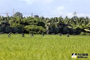 部隊官兵抵達防護目標地點後,迅速下車展開戰鬥隊形 ▲部隊官兵抵達防護目標地點後,迅速下車展開戰鬥隊形。(圖/記者莊全成攝,2024.07.12)