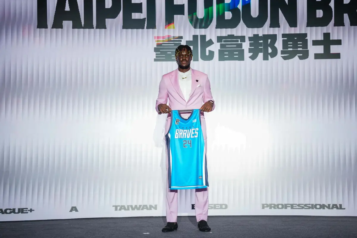 ▲P. LEAGUE+ 今（12）⽇進行2024年選秀會，富邦勇士選擇來自政治大學的莫巴耶成為今年度的選秀狀元。（圖／PLG提供）