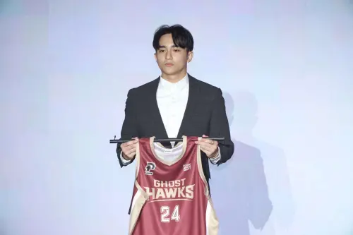▲P. LEAGUE+ 今(12)⽇進行2024年選秀會,台南台鋼獵鷹握有首輪第二與第五順位指名權,而他們先用榜眼籤選進來自政治大學的射手李允傑;首輪第五順位則是出乎外界預料,選擇來自國立台灣體育運動大學的後衛張志豪。(圖/記者陳明中攝) ▲P. LEAGUE+ 今(12)⽇進行2024年選秀會,台南台鋼獵鷹握有首輪第二與第五順位指名權,而他們先用榜眼籤選進來自政治大學的射手李允傑;首輪第五順位則是出乎外界預料,選擇來自國立台灣體育運動大學的後衛張志豪。(圖/記者陳明中攝)