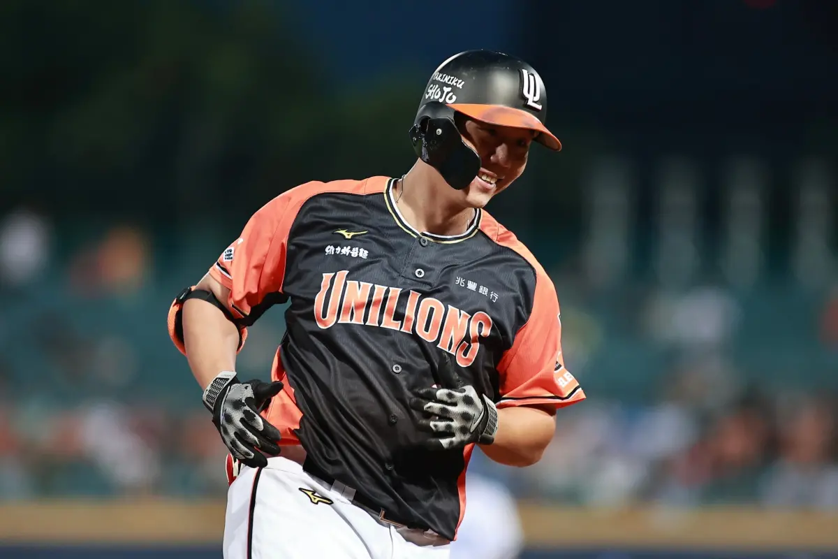 ▲林益全在1局下半迎來首打席時便敲出安打，展現穩定手感。目前雙方5局打完，戰成4：4平手。（圖／朱永強攝）