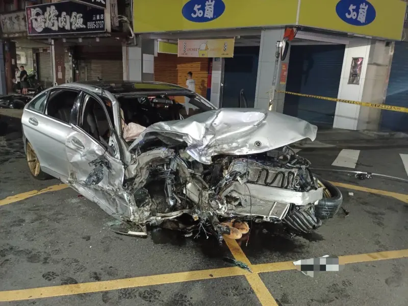 ▲新北市三重區正義北路與龍門路發生一起死亡車禍，一輛銀色賓士高速撞上停等紅燈的警車，造成1警送醫不治。（圖／翻攝畫面）